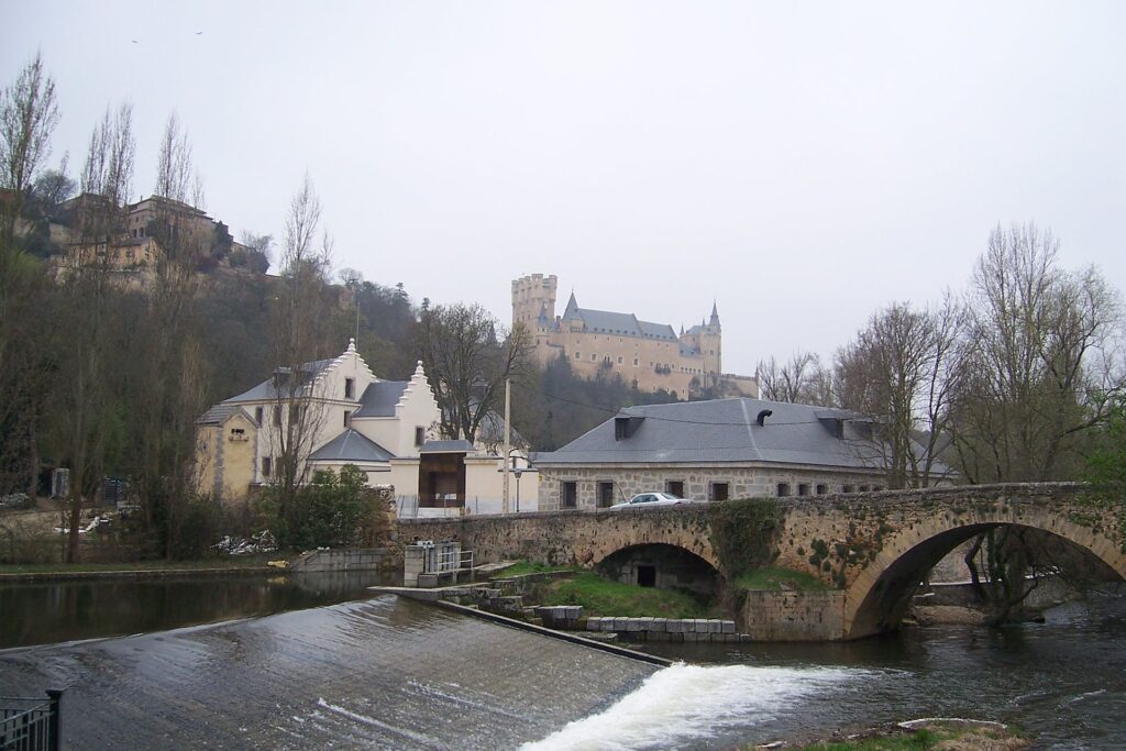 Els retrats que em miren: La saga dels Garcia 2 Complex d’edificis de la Casa de la Moneda de Segovia a l’actualitat, amb l’Alcázar al fons (wikipedia)